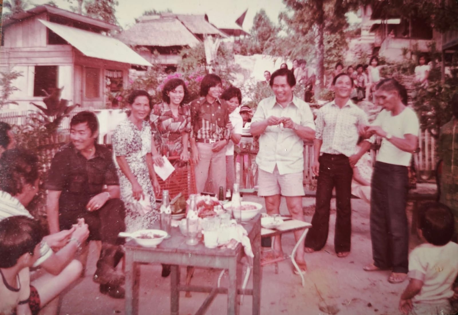 Gubernur Sulut ke-6 Willy Lasut (celana pendek), waktu menjabat dari tahun 1978-1979 akhir, sering pulang ke kampung halamannya di desa Kapataran. Foto ini saat ia berada dalam sebuah pertemuan keluarga di kampungnya, di simpang tiga Sendangan, desa Kapataran, Juni 1978. (Foto: Dwight Gumerung)