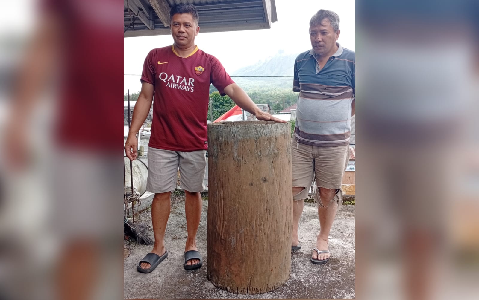 Kawalu (tengah) diapit Alain Pusung dan Jeffry Montolalu.