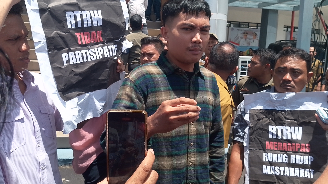 Pengacara Publik LBH Manado saat aksi Penolakan Perda RTRW di Kantor DPRD Sulut. Sumber : https://lbhmanado.ylbhi.or.id/siaran-pers/rtrw-sulawesi-utara-alat-perampasan-ruang-hidup/