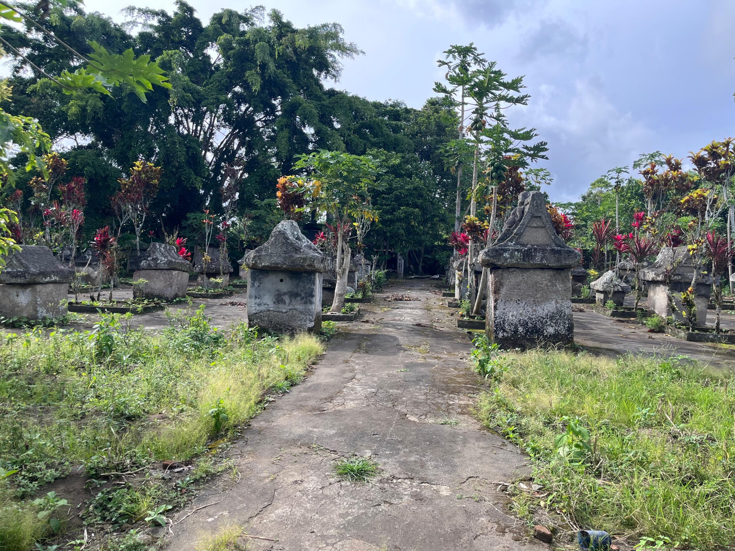 Kompleks Waruga Tonsewer, Kec. Tompaso berada sangat dekat dengan area konsensi PGE Lahendong. (Foto: Belarmino Lapong)
