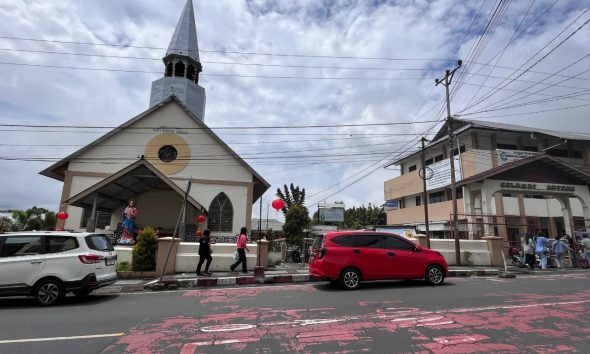 Gereja Katolik Hati Kudus Yesus Tomohon & Komplek Persekolahan. Dok. B.M. Lapong