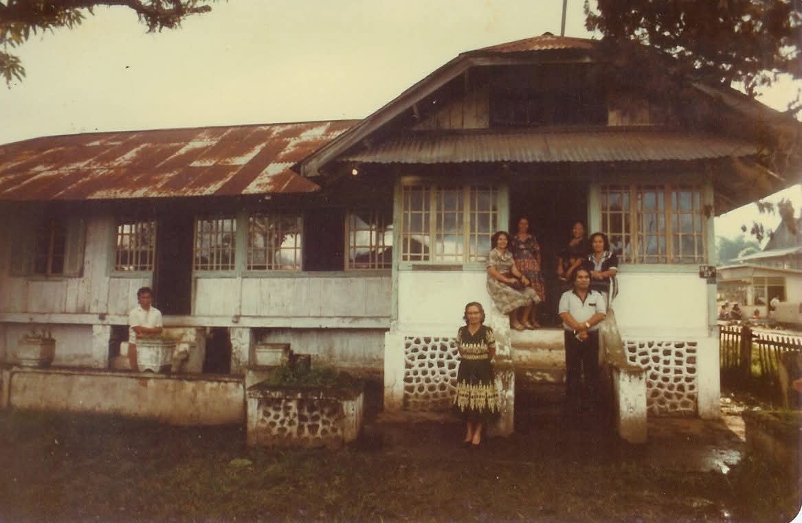 Foto ini diposting dr. Bert Supit di Facebook pada 8 Mei 2008. Ia kemudian menulis, “Rumah tua milik Kel. Darius Lasut-Supit di Tondano. Rumah di mana Pahlawan Nasional Arie F. Lasut dan adiknya mantan Gubernur Sulut, Brigjen. Willy Lasut dibesarkan. Keluarga yang ditinggalkan hidup sederhana dan tidak cukup uang untuk memperbaiki rumah. Inilah nasib seorang ‘Pahlawan Nasional' dan mantan Gubernur Sulut yang ditelantarkan oleh para elit penguasa NKRI yang sekarang hidup secara mewah ... Menyedihkan dan ironis bukan?"