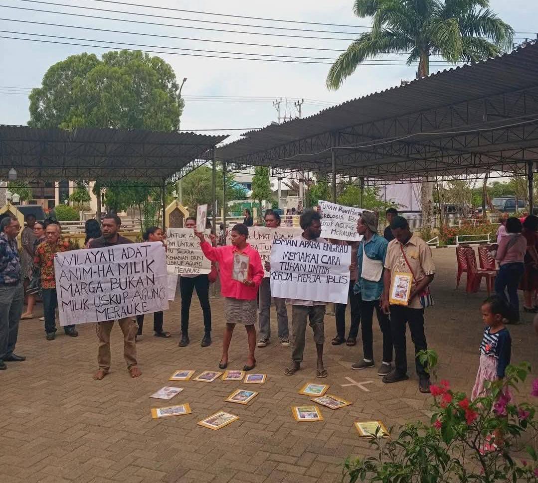 Aksi Kaum Awam Katolik di depan Gereja Katedral Keuskupan Agung Merauke, 25 Januari 2026. (Foto : Suara Kaum Awam Katolik)