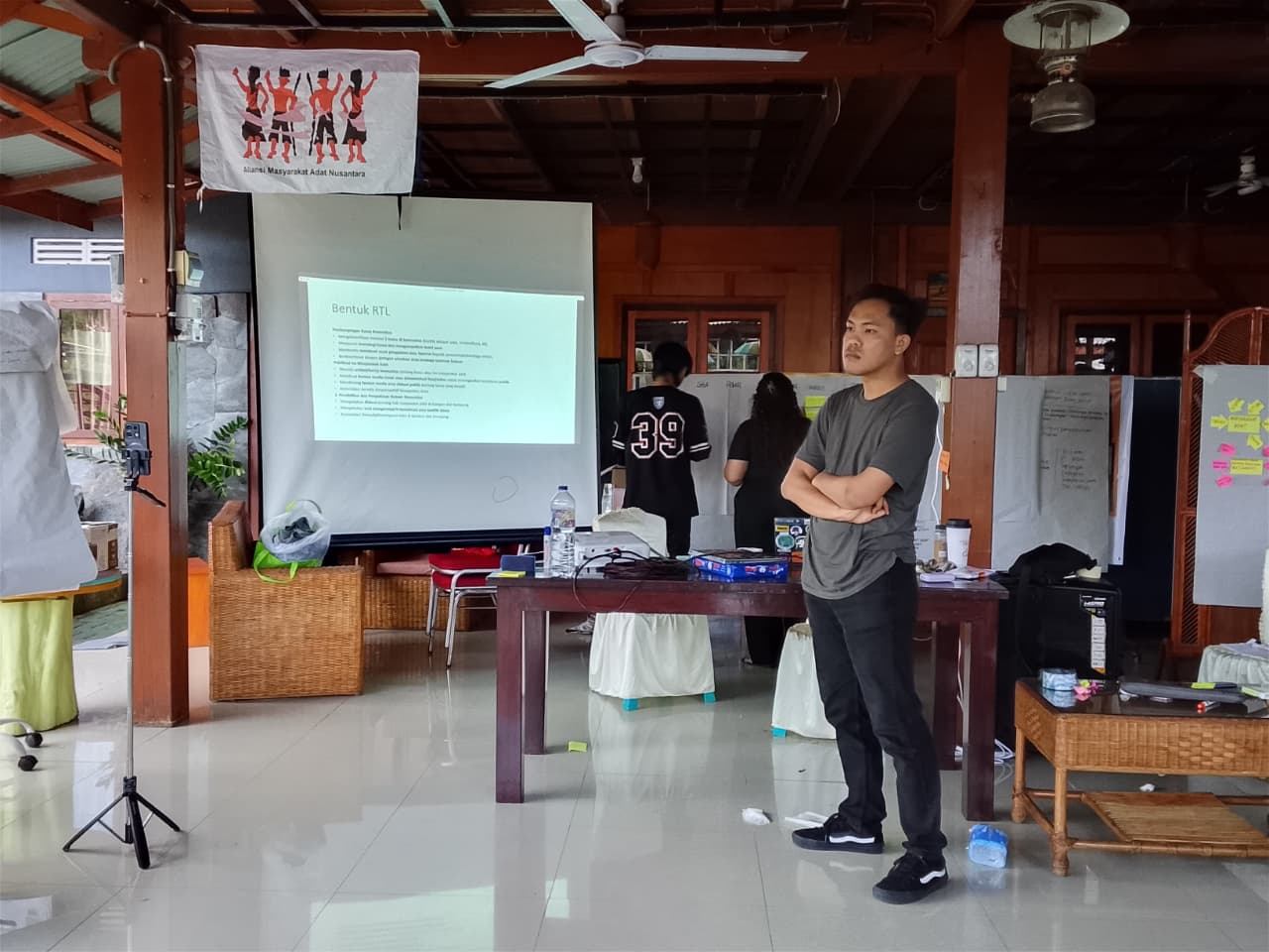 Pascal Toloh, salah satu fasilitator . (Foto : Belarmino Lapong)