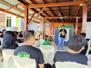 Riedel Pitoy, Eksekutif Daerah WALHI Sulut dalam materi Gerakan dan Sejarah WALHI. Doc: B. Lapong