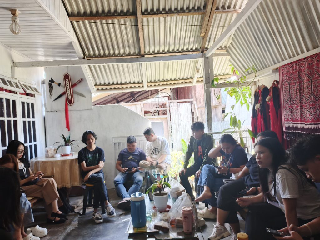 Diskusi bersama topik penulisan mahasiswa KKN UKIT. Doc. Kelung 28 Juli 2026