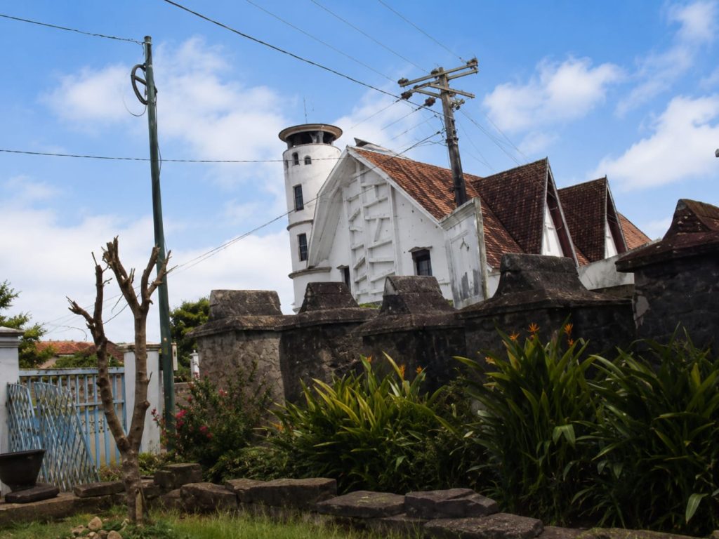 Waruga, baliho pilkada, gereja-Kiawa, Sabtu, 24 Maret 2012. (Foto: Denni Pinontoan)